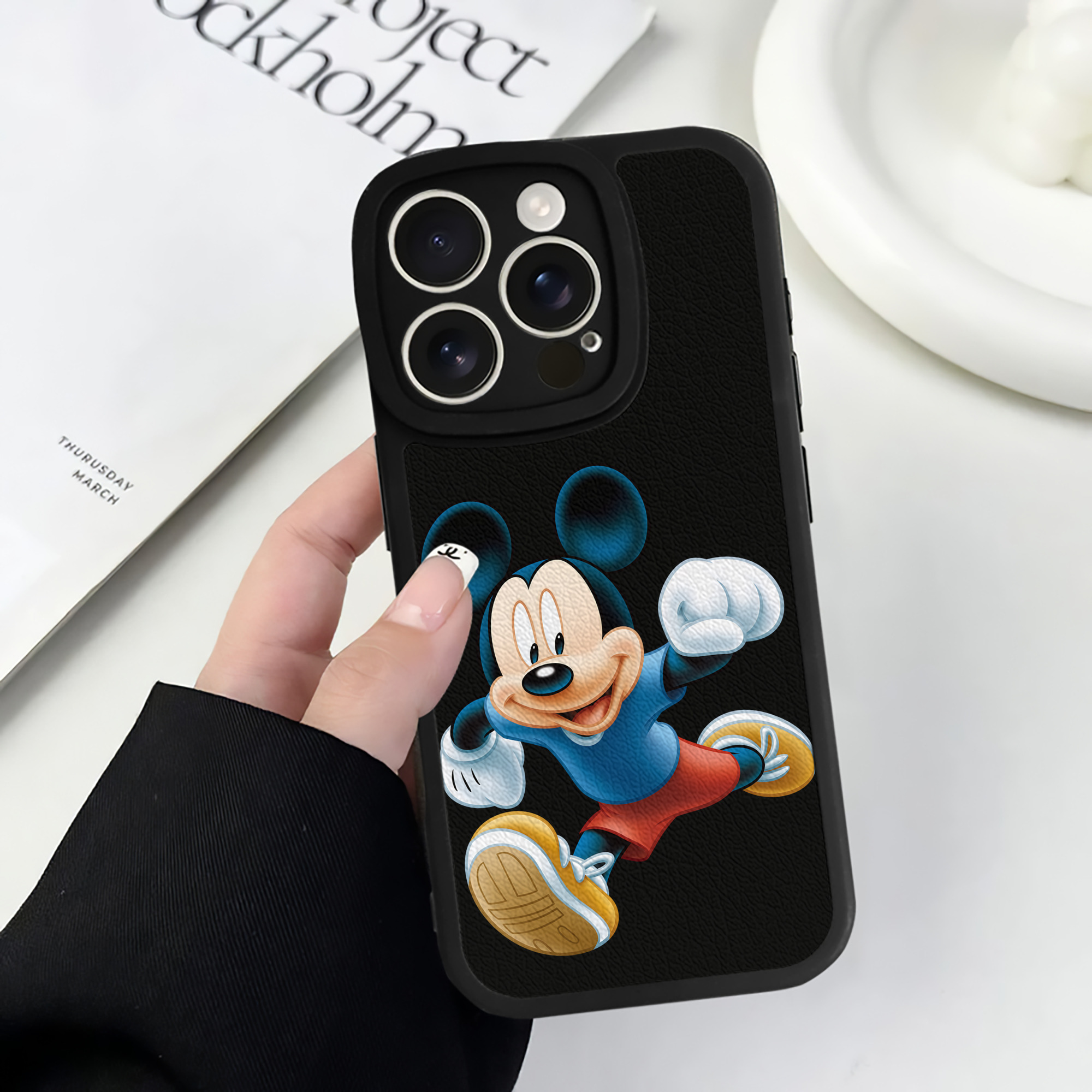 （画像用） ミッキーマウス Mickey Mouse 【iPhone 16シリーズ対応】シリコンスマホケース（レザー調） 材質：シリコン